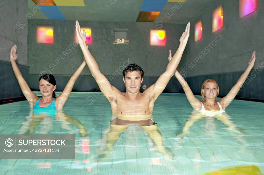 Junge Leute machen Aquagymnastik im Pool, Young people doing aqua aerobics in a pool