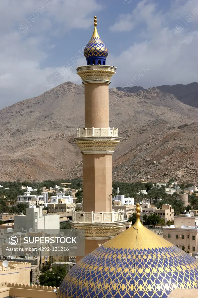 Sultan Qaboos Moschee in Nizwa, Dome and minaret of the Nizwa Mosque Sultanate of Oman