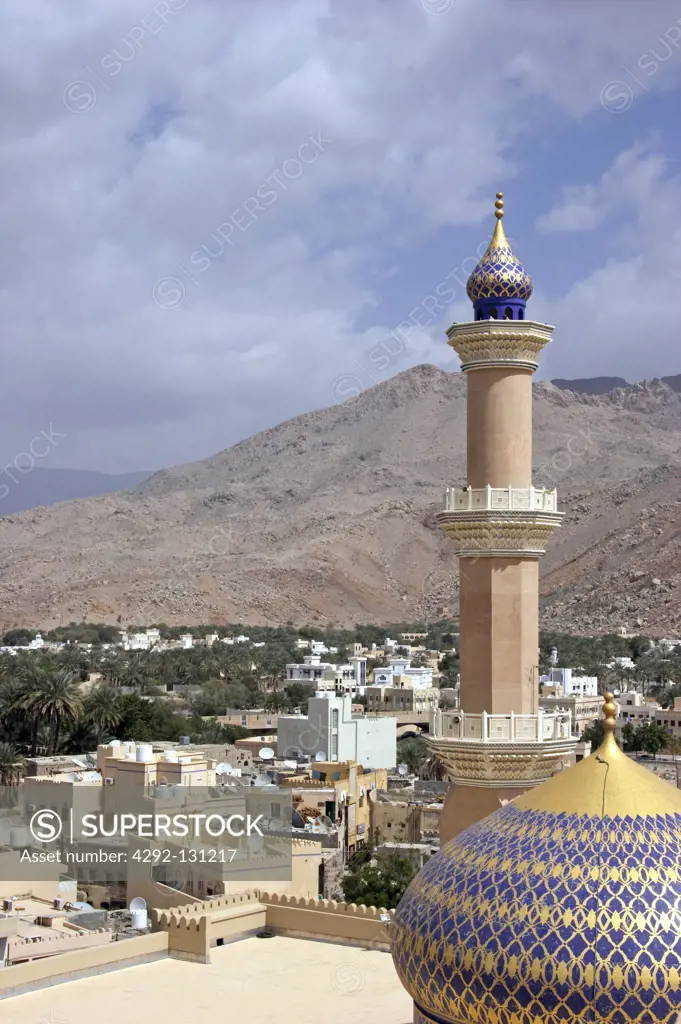 Sultan Qaboos Moschee in Nizwa, Dome and minaret of the Nizwa Mosque Sultanate of Oman