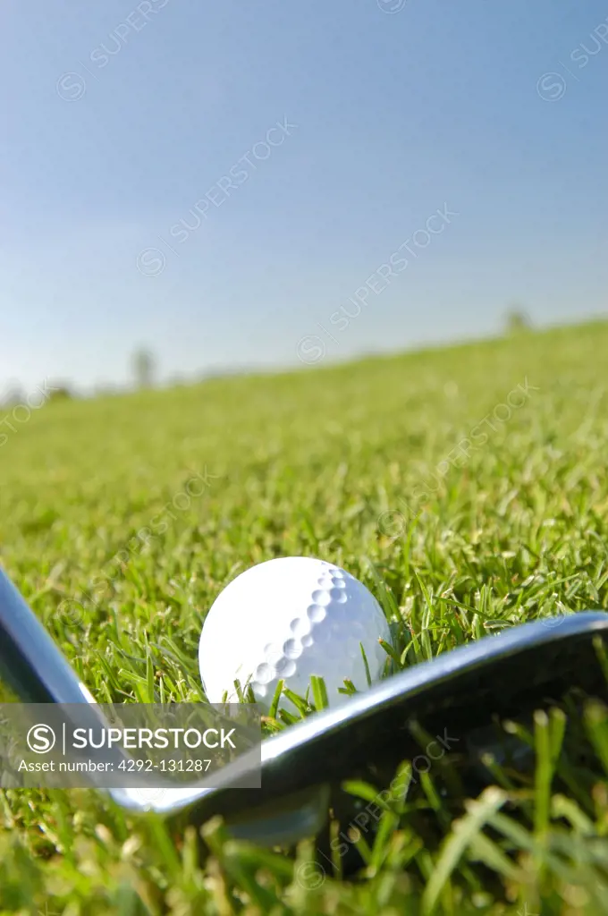 Golfball und Golfschlaeger