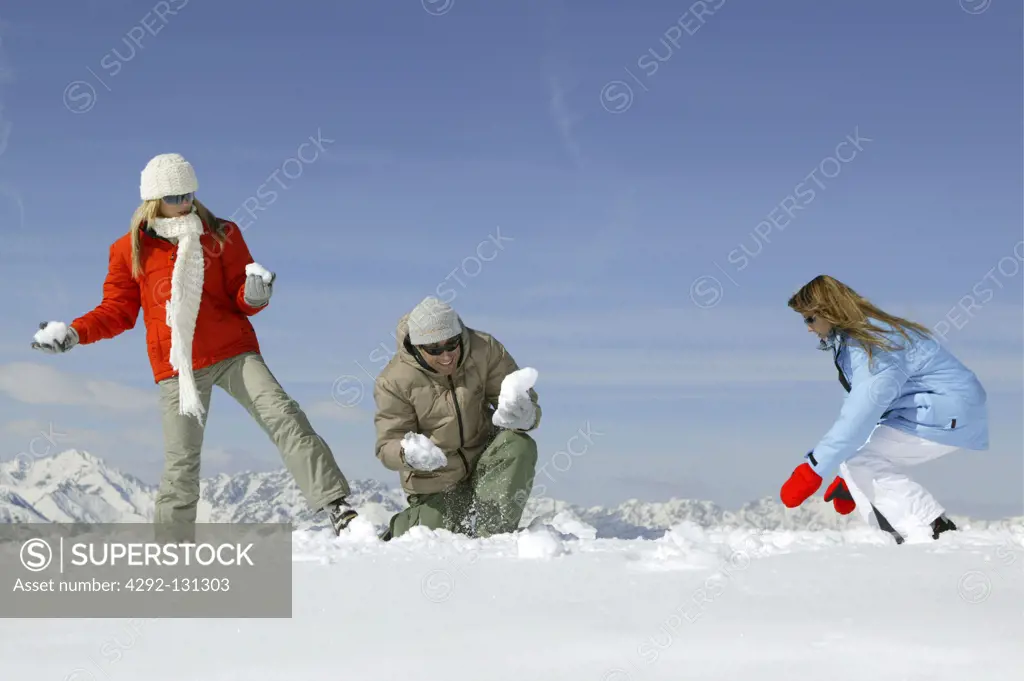 Junges Leute haben Spass bei einer Schneeballschlacht, young people having snowball fight fun