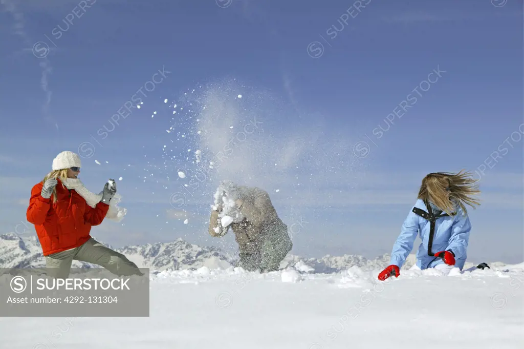 Junges Leute haben Spass bei einer Schneeballschlacht, young people having snowball fight fun