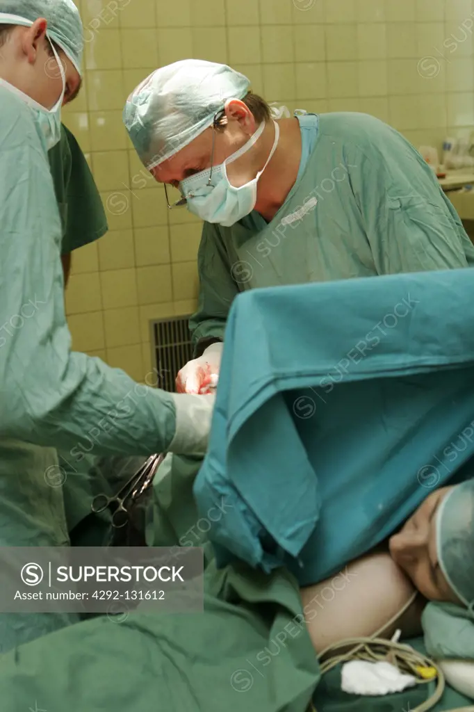 Aerzteteam bei einem Kaiserschnitt im OP einer Kinderklinik