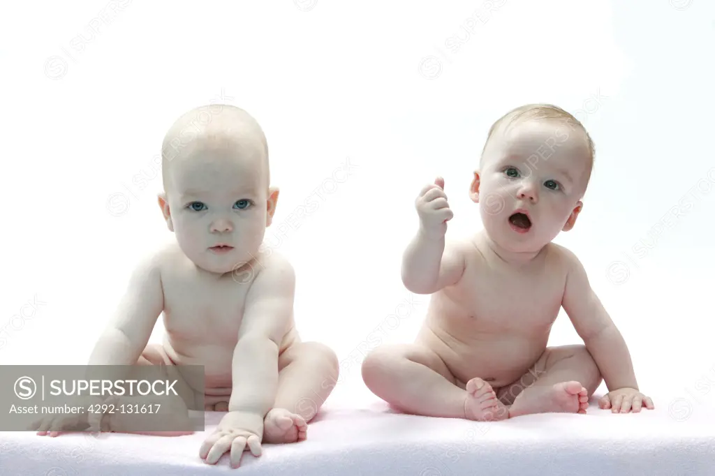 Kleinkinder 2 Babys sitzend