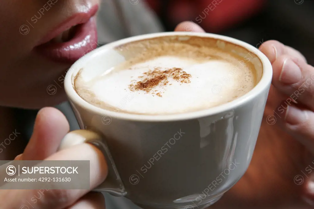 Frau trinkt eine Tasse Cappuccino
