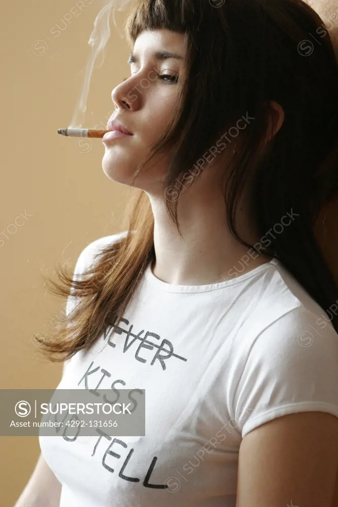 Maedchen, Teenager raucht eine Zigarette