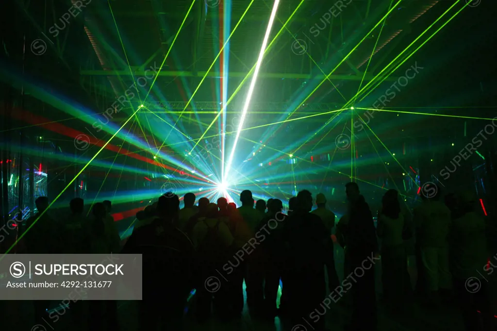 Lasershow mit farbigem Licht bei Nacht