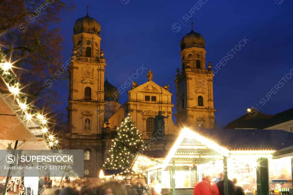 Weihnachtsmarkt am Domplatz in Passau, christmas market in Passau Germany