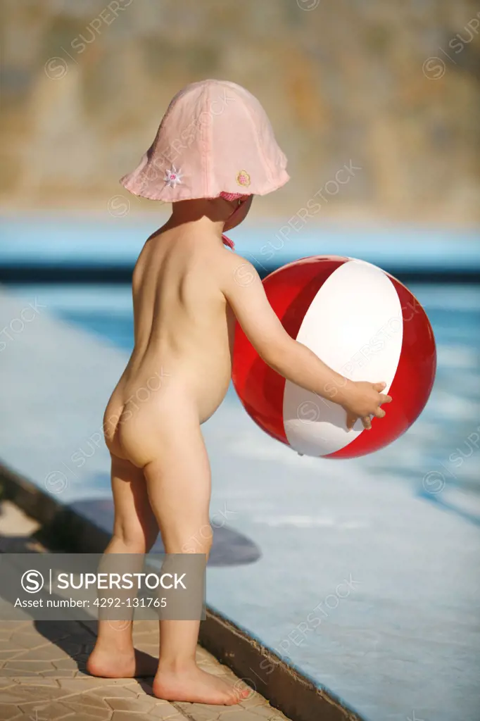 Kleinkind, Maedchen mit Sonnenhut am Pool, little girl with ball by the swimming pool