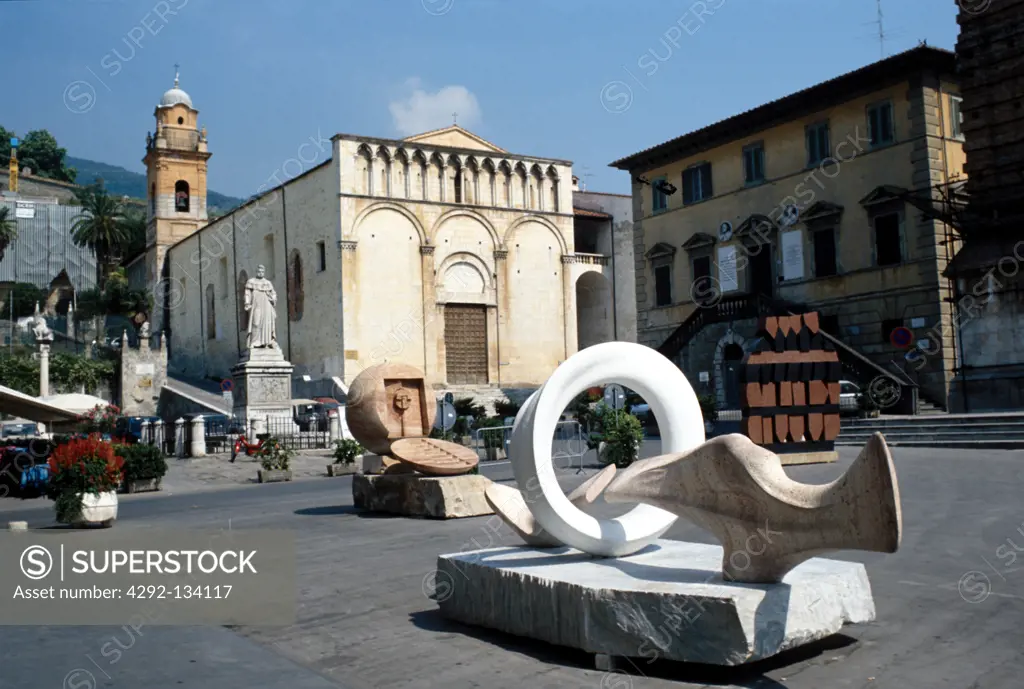Italy, Tuscany, Pietrasanta, Duomo square, St. Agostino church and Leopoldo II monument