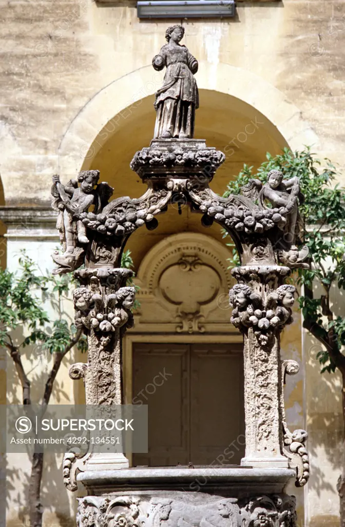 Apulia, Lecce, Palazzo del Seminario: Pozzale del cortile