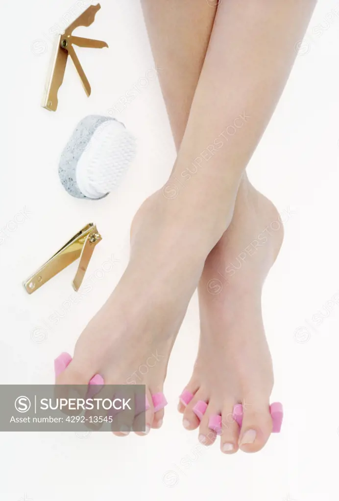 Feet with toilette accessory
