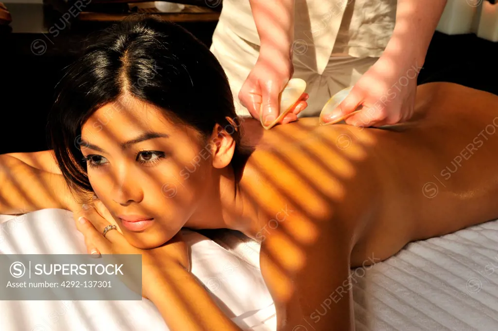 Coconut oil massage with shells