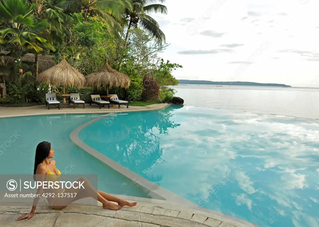 Philippines, Davao, Samar Island, Paerl Farm resort, woman in pool