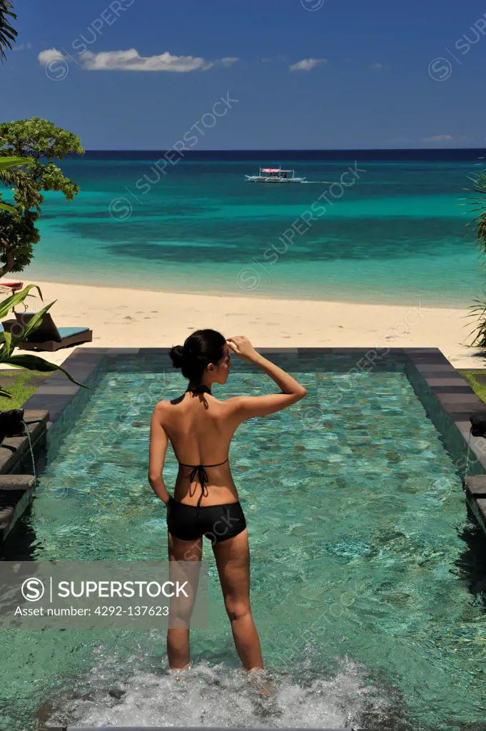 Asia, Philippines, Boracay, Shangri La resort, woman by the pool on the sea