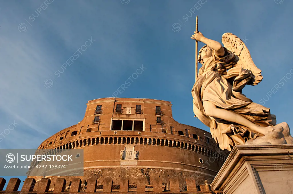 Italy, Lazio, Rome, marble angel on Sant'Angelo bridge and Castel Sant' Angelo