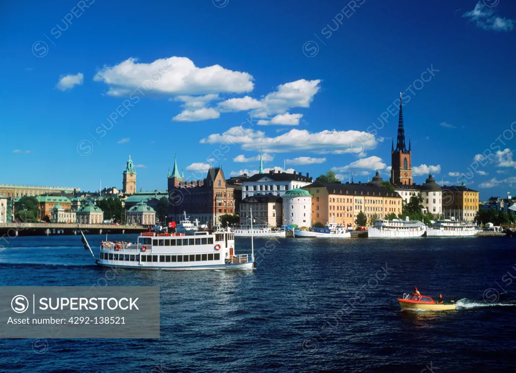 Sweden, Stockholm, Town Hall and Riddarfjarden boat traffic