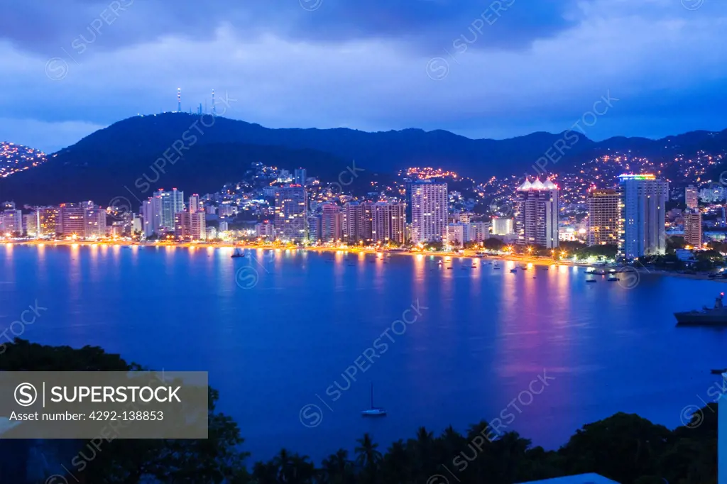 Mexico, State of Guerrero, Acapulco, coastline at dusk
