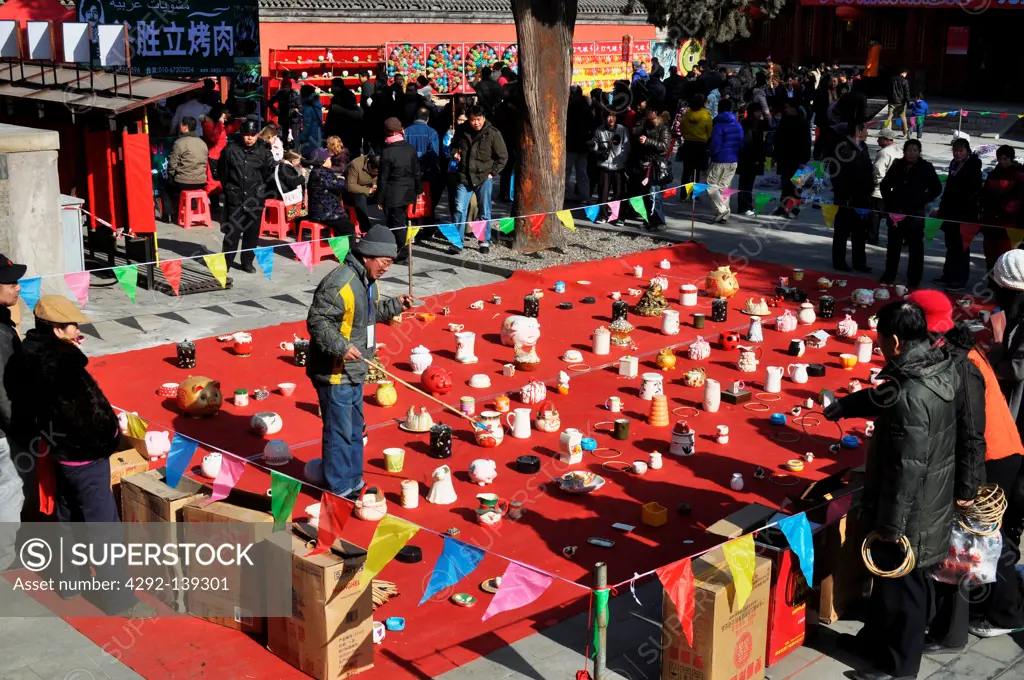 China, Beijing, game at the Dongyue Taoist Temple during the spring festival