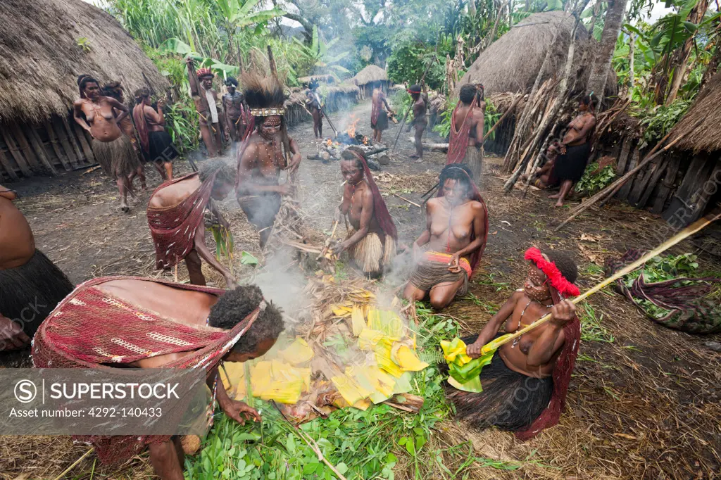 Dani Tribe preparing Earth Oven, Baliem Valley, West Papua, Indonesia