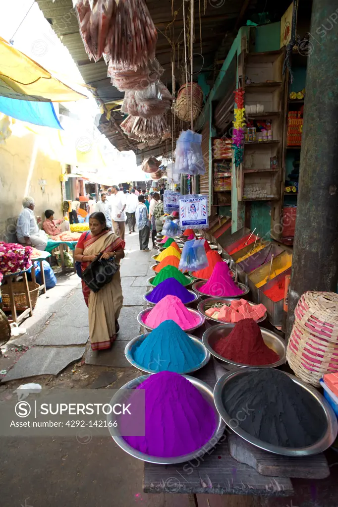India, Mysore, Devaraja, people at street market