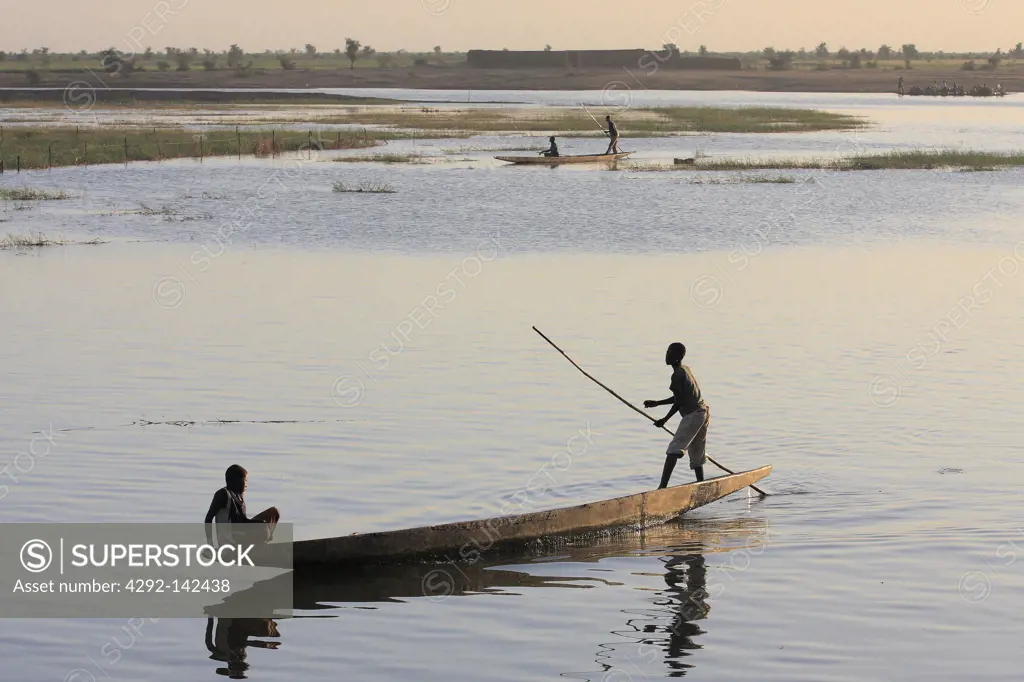 Africa, Mali, Djenne, fishermen at work in the Bani river