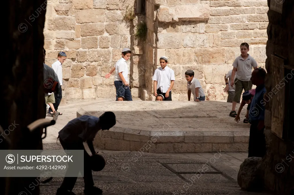 Israel, Jerusalem, children in the jewish quarter
