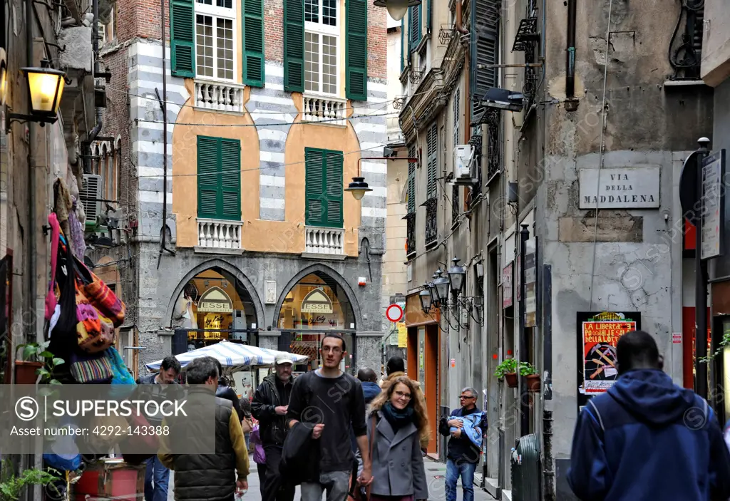 Italy, Liguria, Genoa, Via San Luca, shopping alley in historical centre