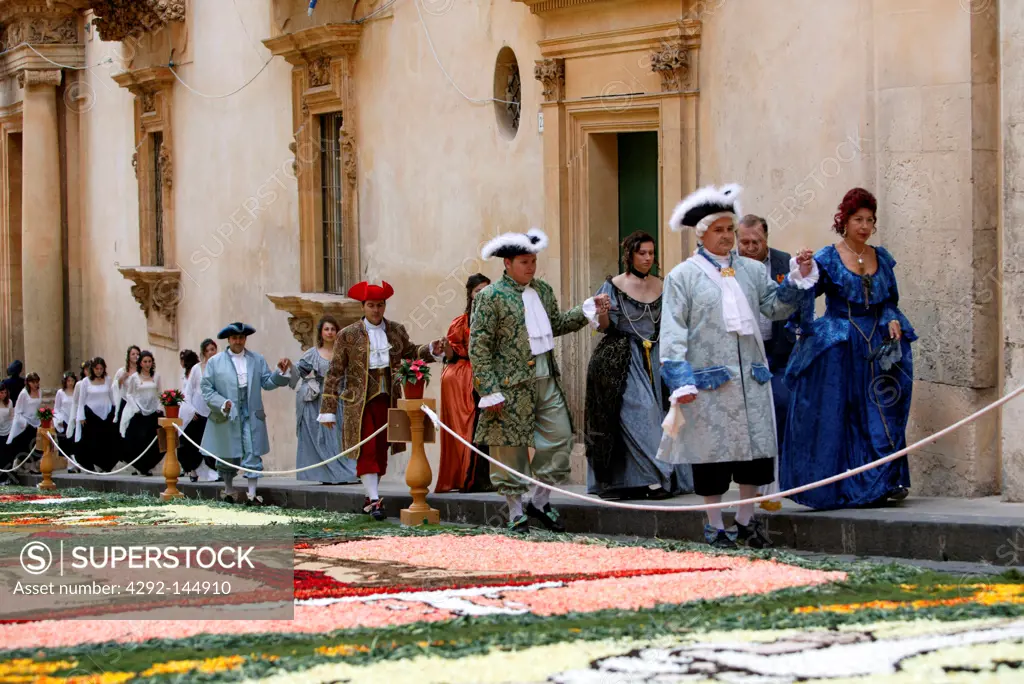 Italy, Sicily, Noto, local people in eighteenth century costumes celebrate the ' Corteo Barocco' during the Infiorata feast.