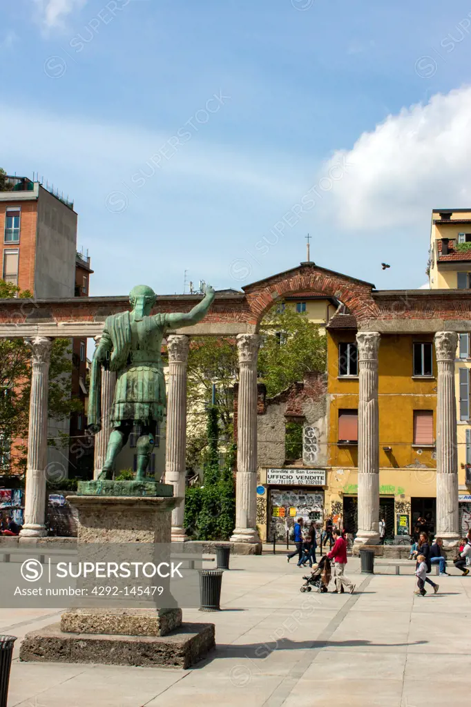 Italy, Lombardy, Milan, statue of roman emperor Costantino and Colonne di San Lorenzo