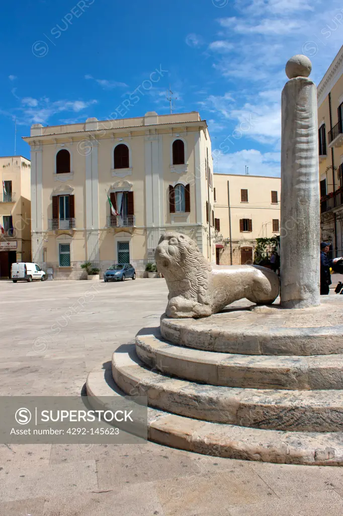 Italy, Puglia, Bari, Mercantile Square, infamous column, marble lion