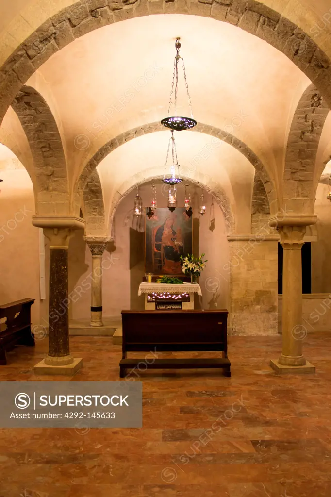 Italy, Puglia, Bari, old town, San Nicola Basilica crypt