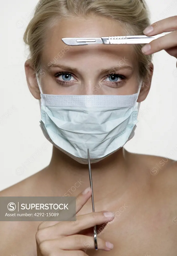 Woman with surgical mask and scalpel