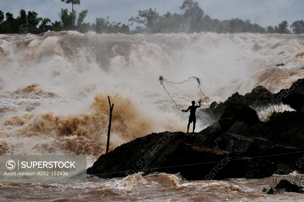 Laos, 4000 Island, Siphandone, Fisherman in Don Khone Falls