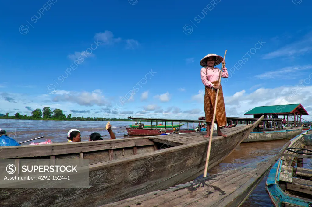Laos, 4000 Island, Siphandone, Woman standing on a rowboat