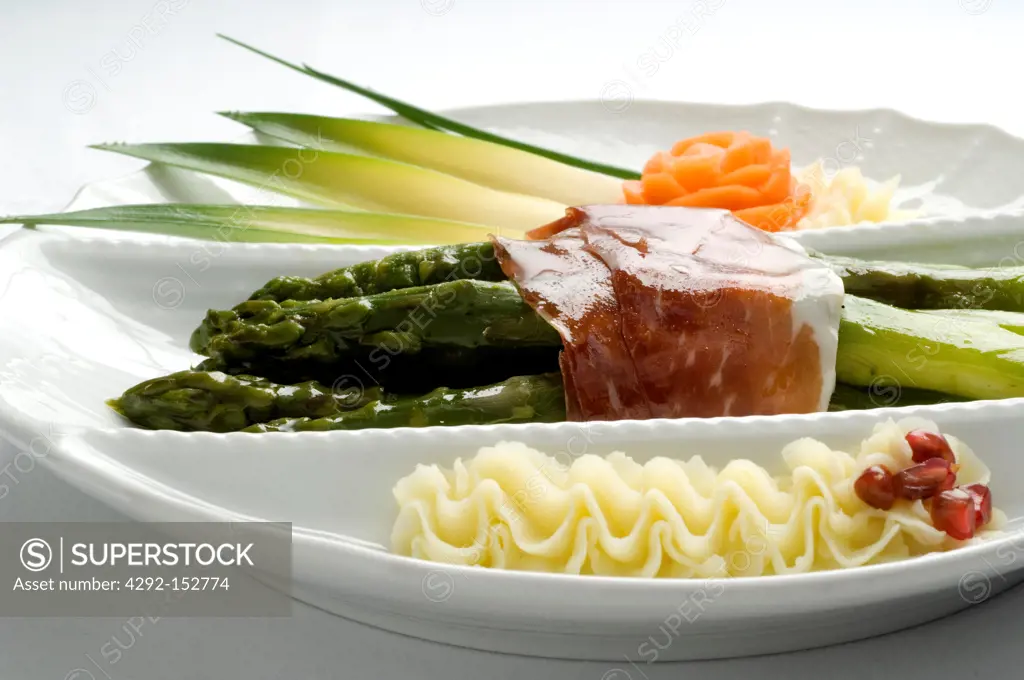 asparagus and speck with mashed potatoes
