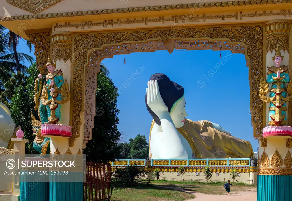 Myanmar, Bago, the huge statue of the reclining Buddha (Shwethalyaung Buddha)