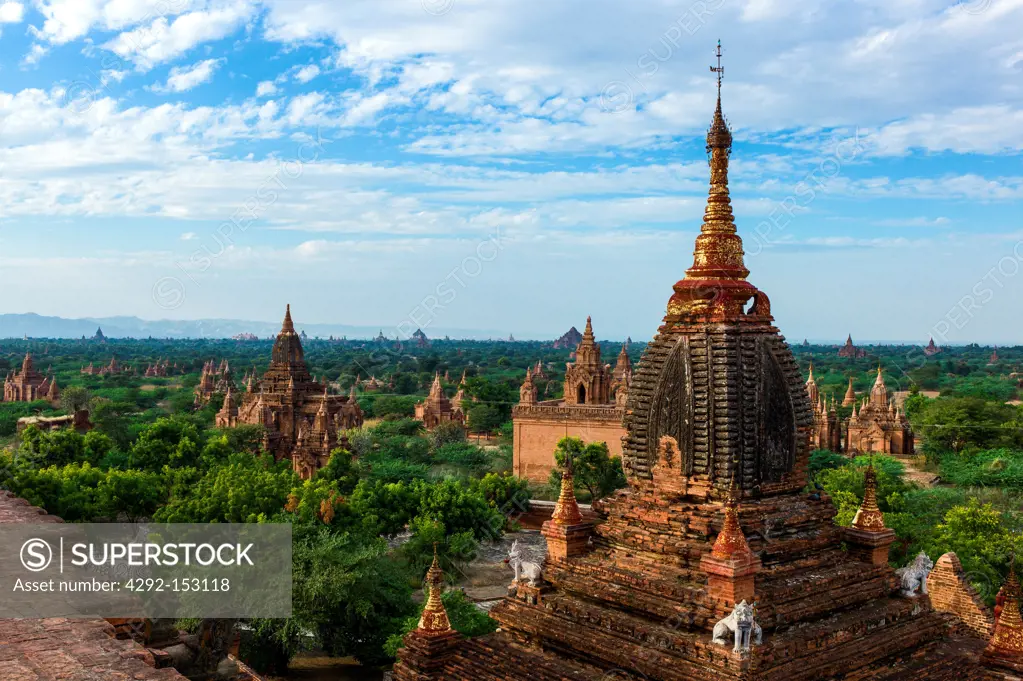 Myanmar, Bagan, the plain with thousand of 880-year old temple ruins.