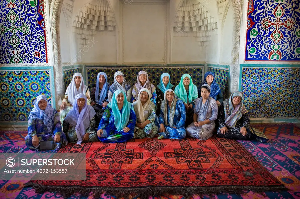 Uzbekistan, Kokand, Women inside Khudayarkhans palace