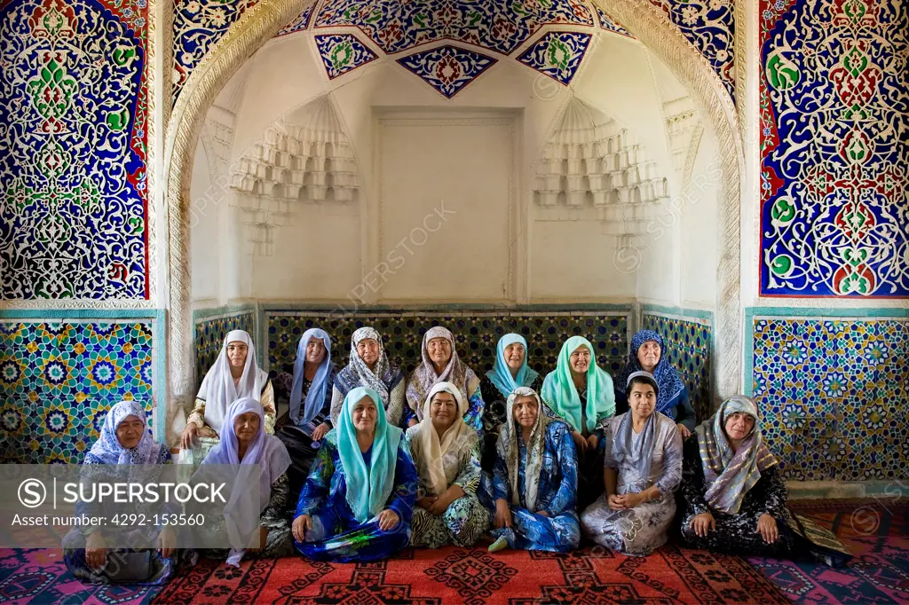 Uzbekistan, Kokand, Women inside Khudayarkhans palace