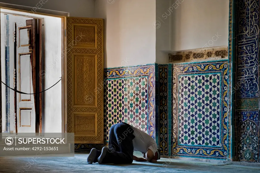 Uzbekistan, Samarkand, Shoi Zinda mausoleum, prayer
