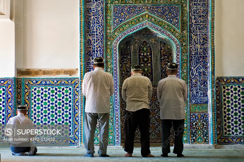 Uzbekistan, Samarkand, Shoi Zinda mausoleum, prayer