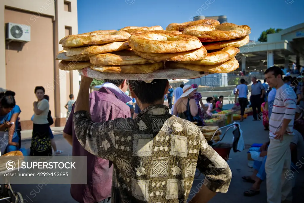 Uzbekistan, Samarkand, Siyob bazaar, bread seller