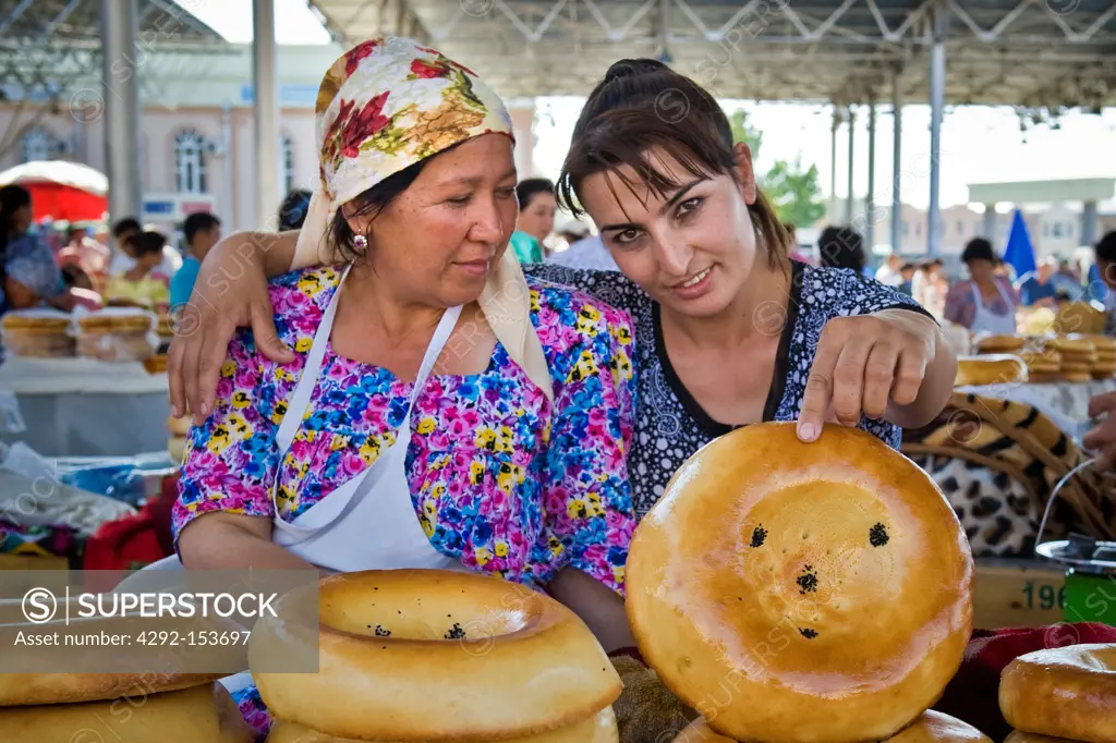 Uzbekistan, Samarkand, Siyob bazaar, bread sellers
