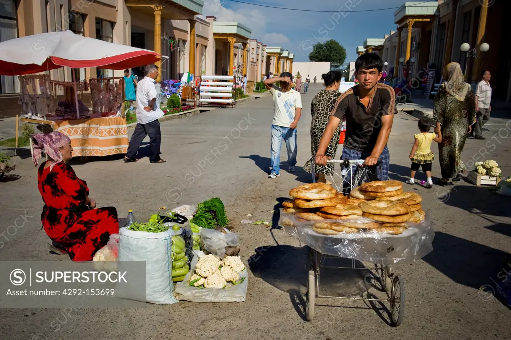 Uzbekistan, Samarkand, Siyob bazaar, bread sellers