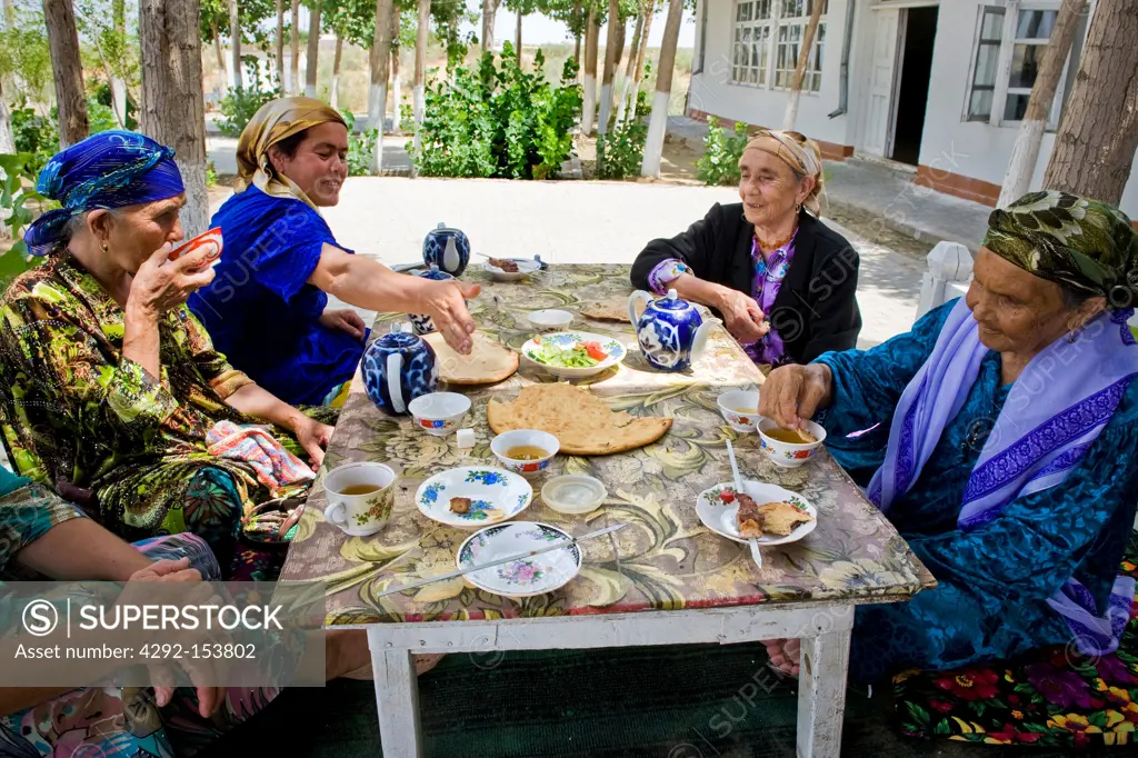 Uzbekistan, Surrounding of Khiva, women at the traditional restaurant