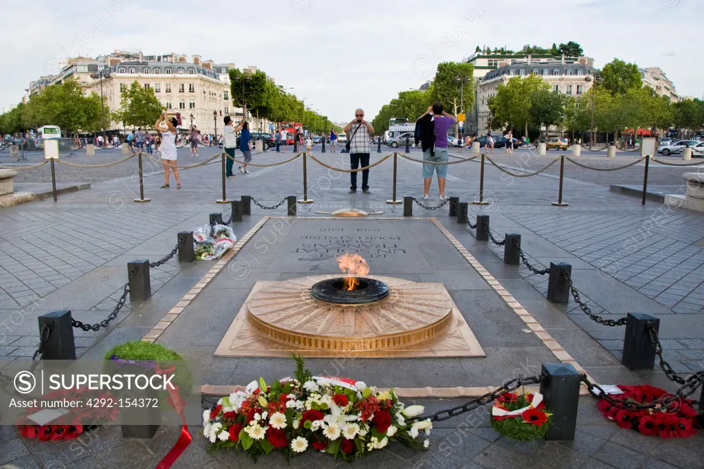 France, Ile de France, Paris, Arc de Triomphe, Eternal flame for the unknown soldier