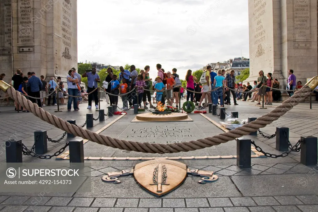 France, Ile de France, Paris, Arc de Triomphe, Eternal flame for the unknown soldier