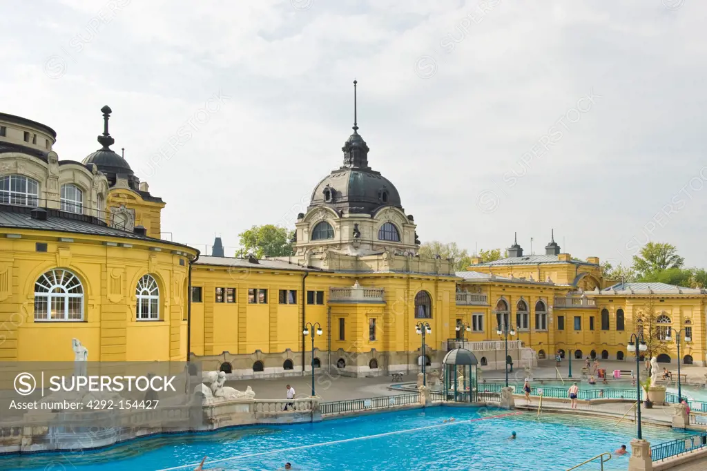 Hungary, Budapest, Széchenyi (Szechenyi) thermal Baths, spa and swimming pool