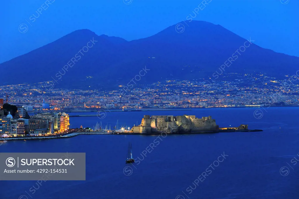 Italy, Campania, Naples, the Castel dell'Ovo and the Vesuvius volcano from Posillipo at dusk